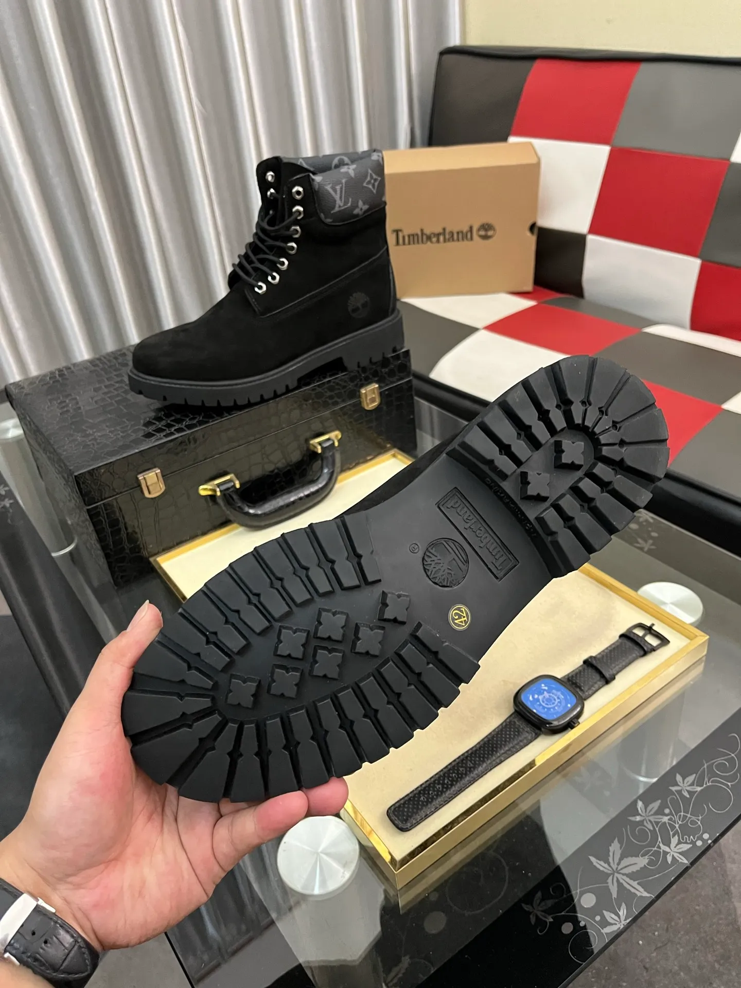Ex-factory price: 458⌚️⌚️LV x Timberland Timberland joint model Presbyopia Embossed Rhubarb Boots Ankle Boots Short Boots LV x Timberland ankle boots are made of Monogram embossed waterproof nubuck cow leather, relying on the brand's exquisite craftsmanship to carefully reshape the classic Timberland 6-inch boot shape in Italy, with an eye-catching American workwear style. Created by Pharrell Williams 2025 autumn and winter menswear show. Monogram embossed tongue, original Timberland laces and outsole are exquisite details, and the leather label expresses the cooperation logo. Exquisite packaging at the delivery counter🛍📦 ▪️Material: Original customized imported first-layer cowhide ▪️Inner lining: Original customized leather lining/mesh lining ▪️Outsole: Original molded rubber material ▪️Sole thickness: 3.5CM ▪️Size: 38-44